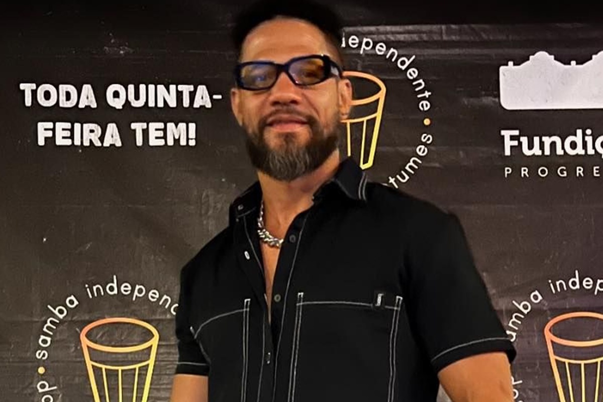 Ex-BBB Juninho posa de look preto e óculos escuros - Metrópoles