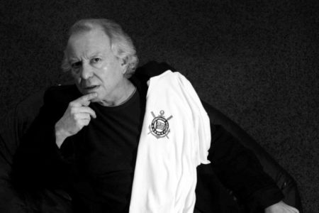 Foto colorida de Washington Olivetto com a blusa do Corinthians - Metrópoles