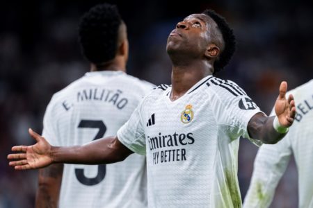 Foto colorida de Vini Jr., atacante do Real Madrid, comemorando gol contra o Villarreal pelo Campeonato Espanhol 2024-25 - Metrópoles