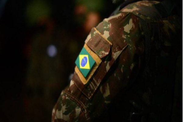 Imagem colorida, farda do exército brasileiro; militar - Metrópoles