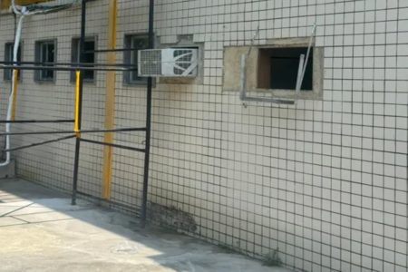 Imagem colorida de buraco em cela - Metrópoles