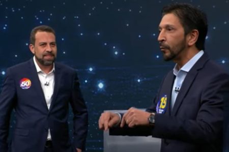 Imagem colorida mostra Guilherme Boulos e Ricardo Nunes no debate da Band - Metrópoles