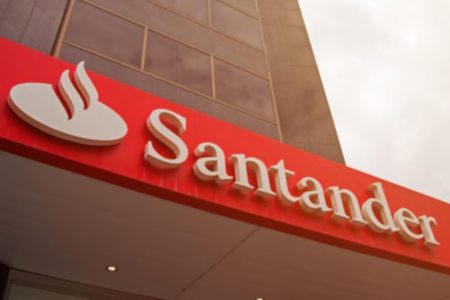 Santander foi condenado a pagar R$ 20 mil para o cliente. Banco afirma que a negativa do financiamento não se deu por causa do HIV - Metrópoles
