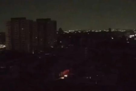 Apagão em SP aconteceu em decorrência de um temporal na sexta-feira (11/10). 250 mil imóveis ainda estão sem energia nesta terça-feira (15) - Metrópoles