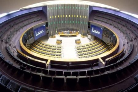 Salão principal da câmara dos deputados com detalhe de enquadramento totalitário do espaço.