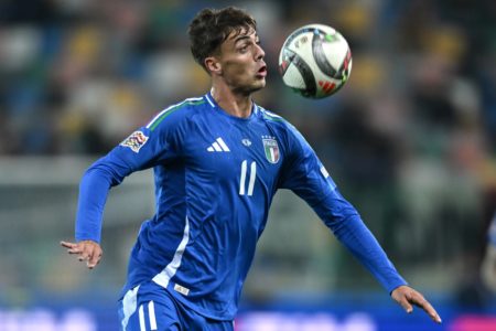 Foto colorida de Daniel Maldini, atacante da Seleção da Itália, durante o confronto com Israel