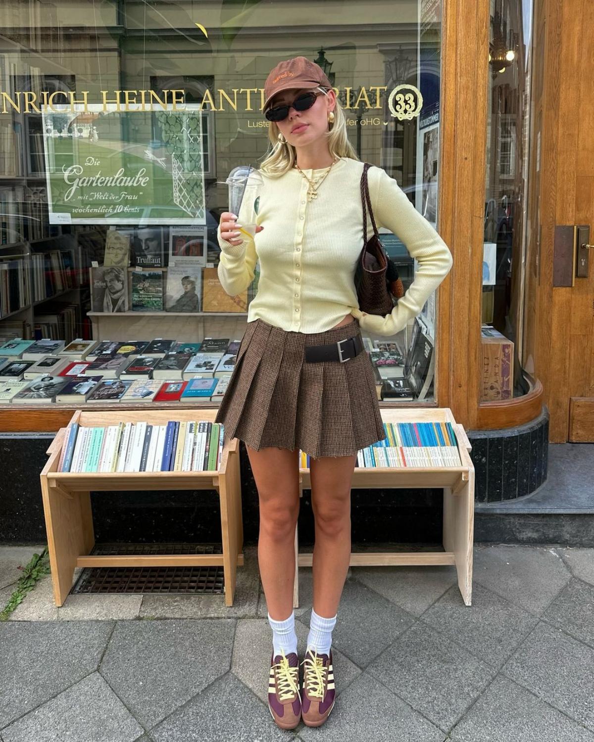 Na imagem com cor, foto de uma influencer com roupas na cor amarelo manteiga - metrópoles