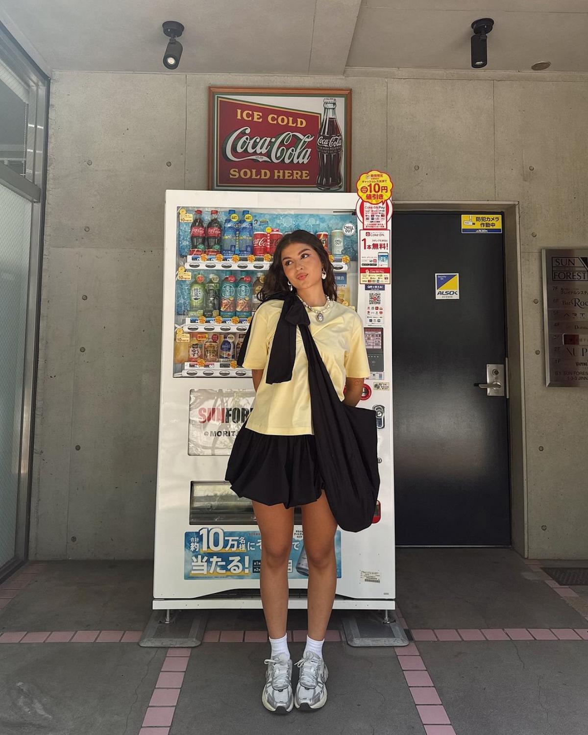 Na imagem com cor, foto de uma influencer com roupas na cor amarelo manteiga - metrópoles