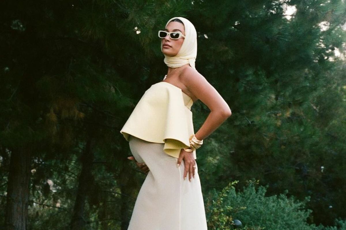 Na imagem com cor, foto da hailey bieber com roupas na cor amarelo manteiga - metrópoles
