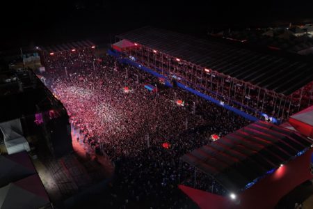 Imagem colorida mostra rodeio gigante vermelho - Metrópoles