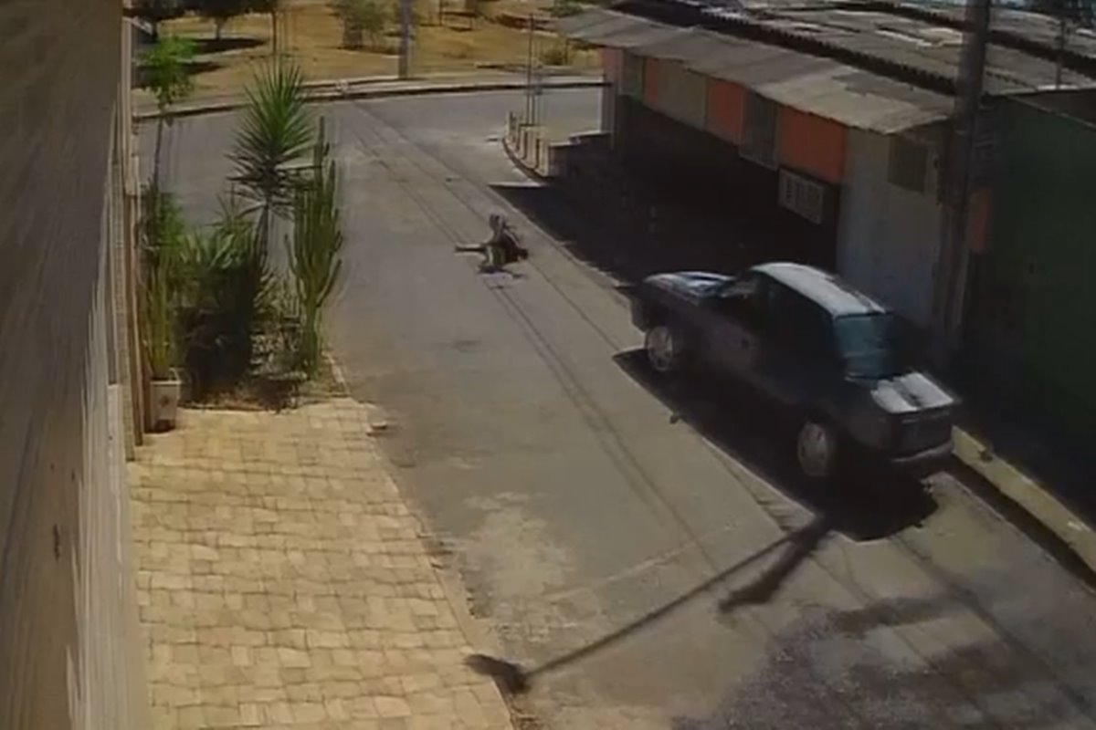 Foto colorida de carro passando por cima de vizinho
