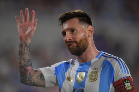 Imagem colorida de Messi - Metrópoles