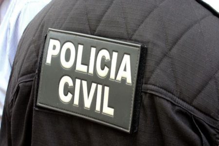 Farda na polícia civil centralizada na imagem