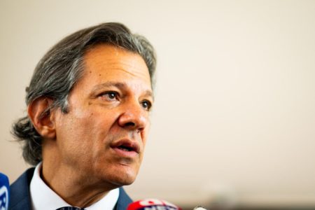 Herdeiro Lula Imagem colorida do ministro da Fazenda, Fernando Haddad, na porta do ministério - Metrópoles