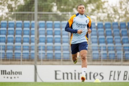 Foto colorida de Mbappé em treino do Real Madrid - Metrópoles
