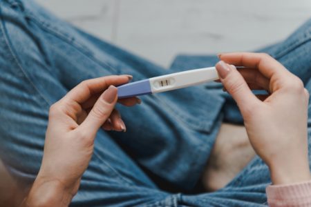mulher com teste de gravidez positivo - Metrópoles