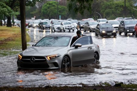 As fortes chuvas que atingem o Distrito Federal nesta quarta-feira (16/10) já causaram alagamentos na Asa Norte e queda de uma árvore na região do Incra 08. De acordo com o Instituto Nacional de Meteorologia (Inmet), a capital está sob alerta amarelo, com previsão de chuvas intensas e ventos de até 60 km/h, válido até às 10h desta quinta-feira (17/10).