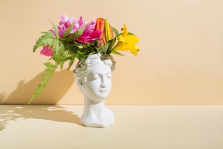 Imagem colorida de um jarro branco cheio de flores - Metrópoles