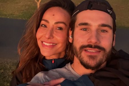 Sabrina Sato e Nicolas Prattes posam juntos e sorridentes durante viagem - Metrópoles