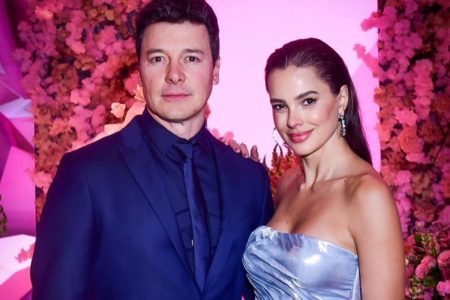 Vera Viel e Rodrigo Faro posam juntos e sorridentes para as redes sociais - Metrópoles