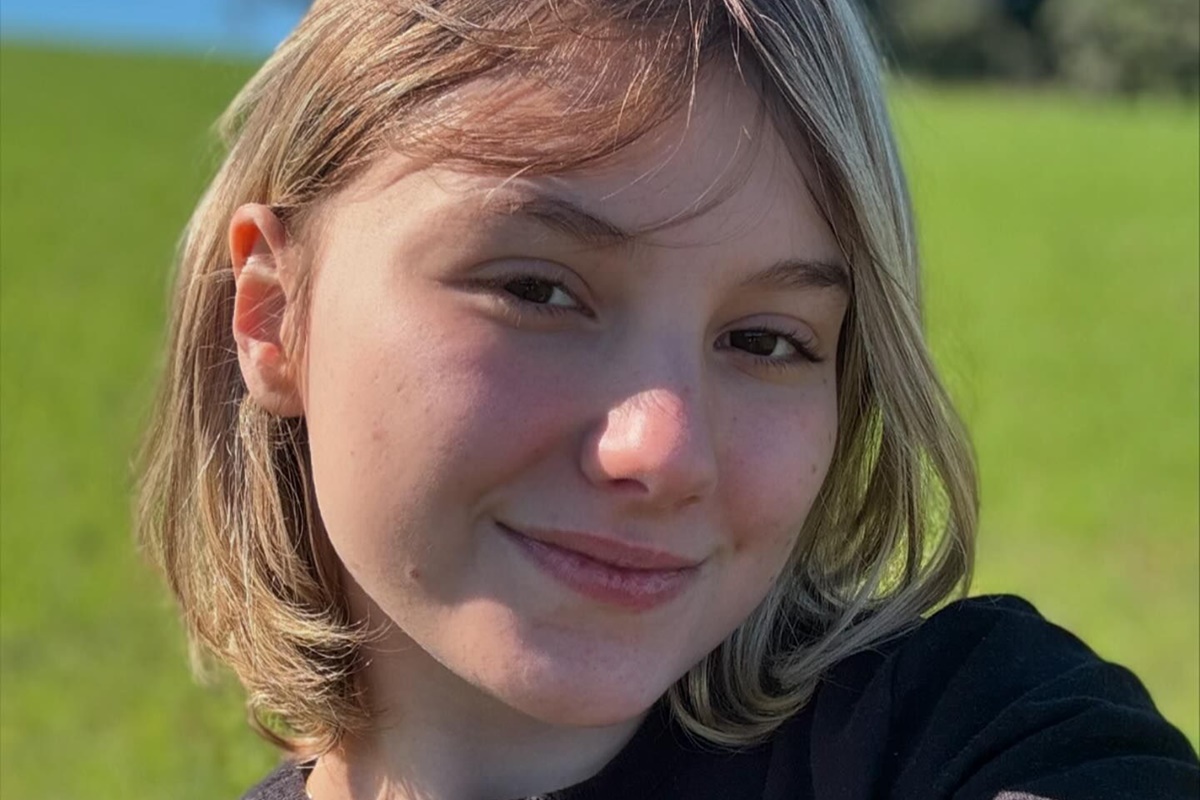 Isabel Veloso posa com um meio sorriso para as redes sociais - Metrópoles