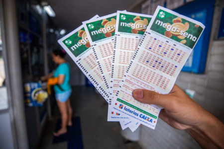 Imagem colorida de bilhetes de Mega-sena - Metrópoles