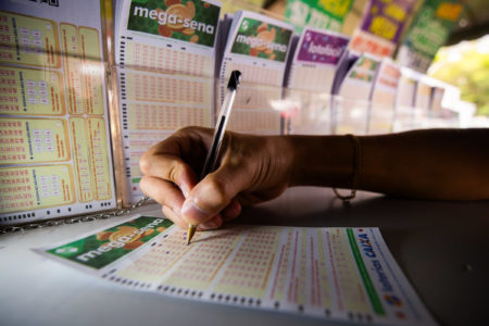 Imagem colorida de volantes de loterias da Caixa sorteio - Metrópoles