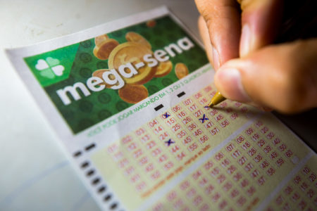 Imagem colorida de cartela da Mega-Sena sendo preenchida; mega da Virada - Metrópoles