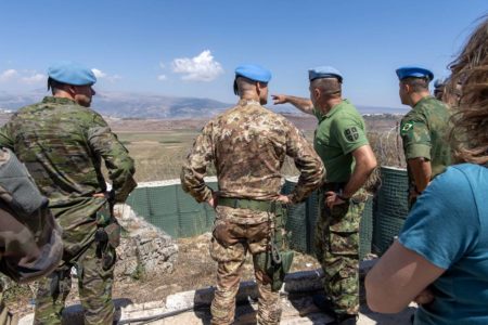 Imagem colorida mostra militares da Unifil no Líbano - Metrópoles