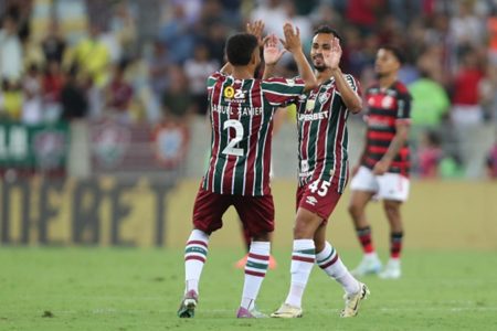 Imagem colorida de Fluminense comemorando - Metrópoles