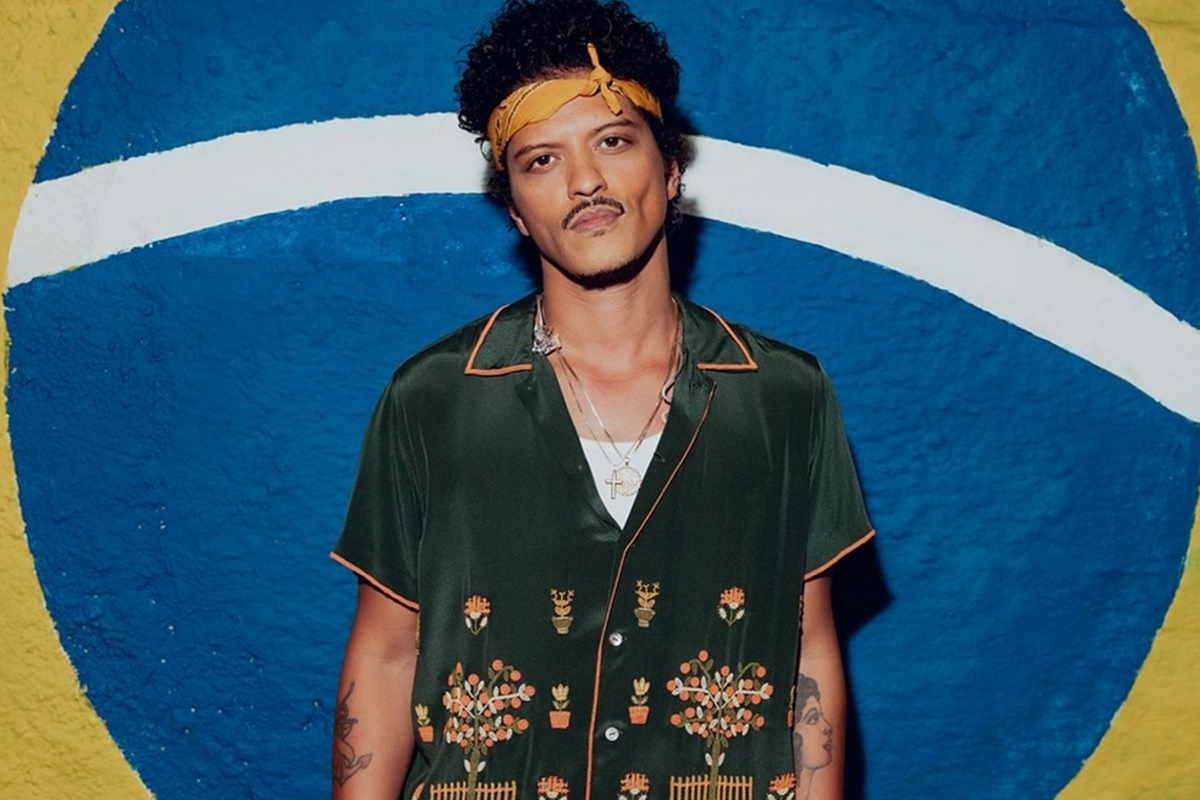 Bruno Mars posa em frente a uma bandeira do Brasil - Metrópoles