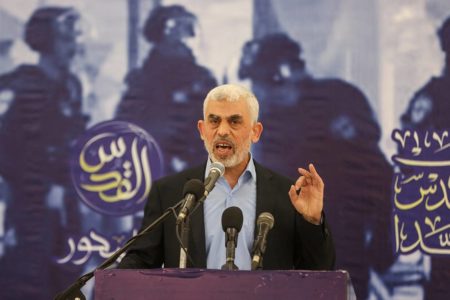 Imagem colorida de líder do Hamas moto - Metrópoles