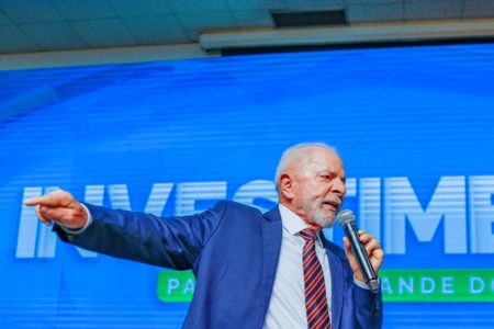 Imagem colorida de presidente Lula com microfone - Metrópoles
