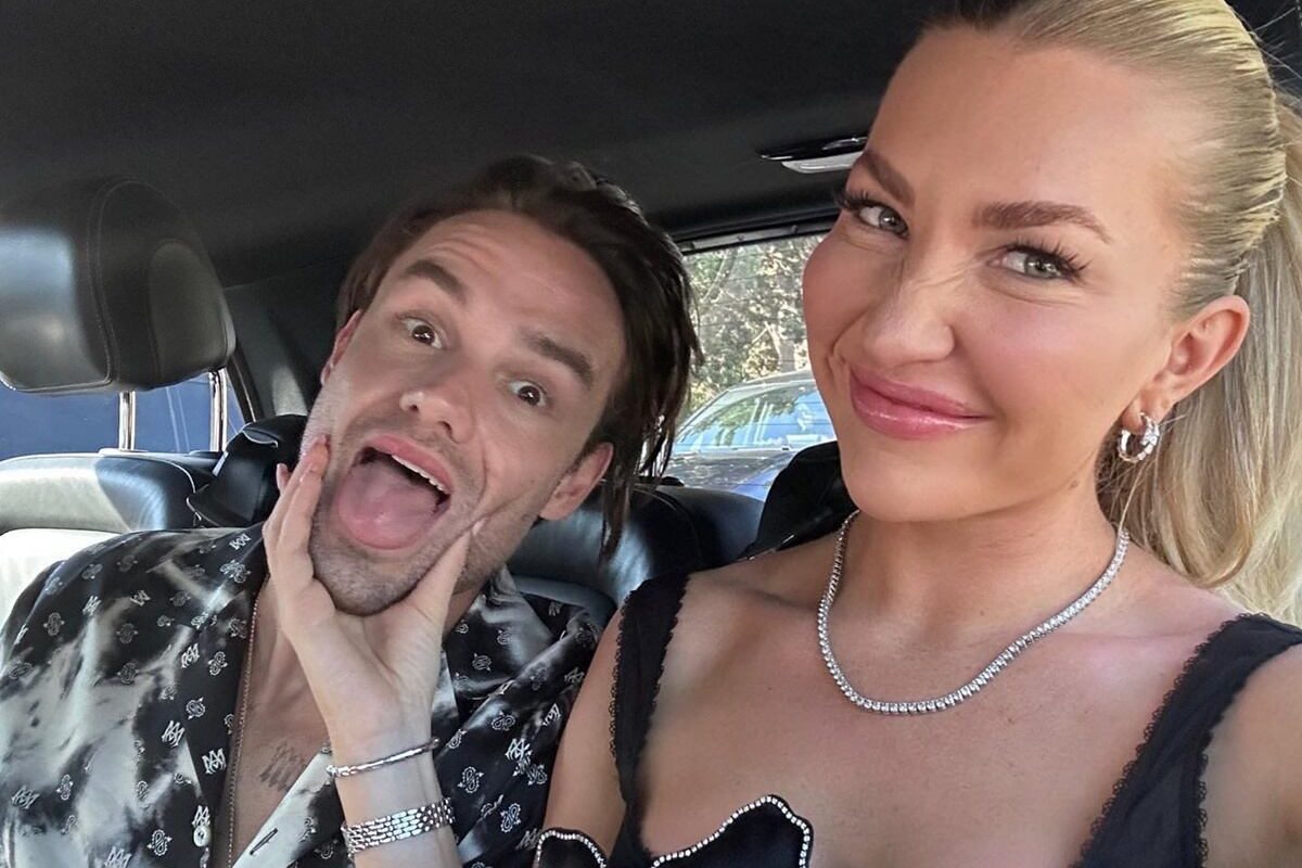 Liam Payne e Kate Cassidy posam juntos e sorridentes para as redes sociais - Metrópoles