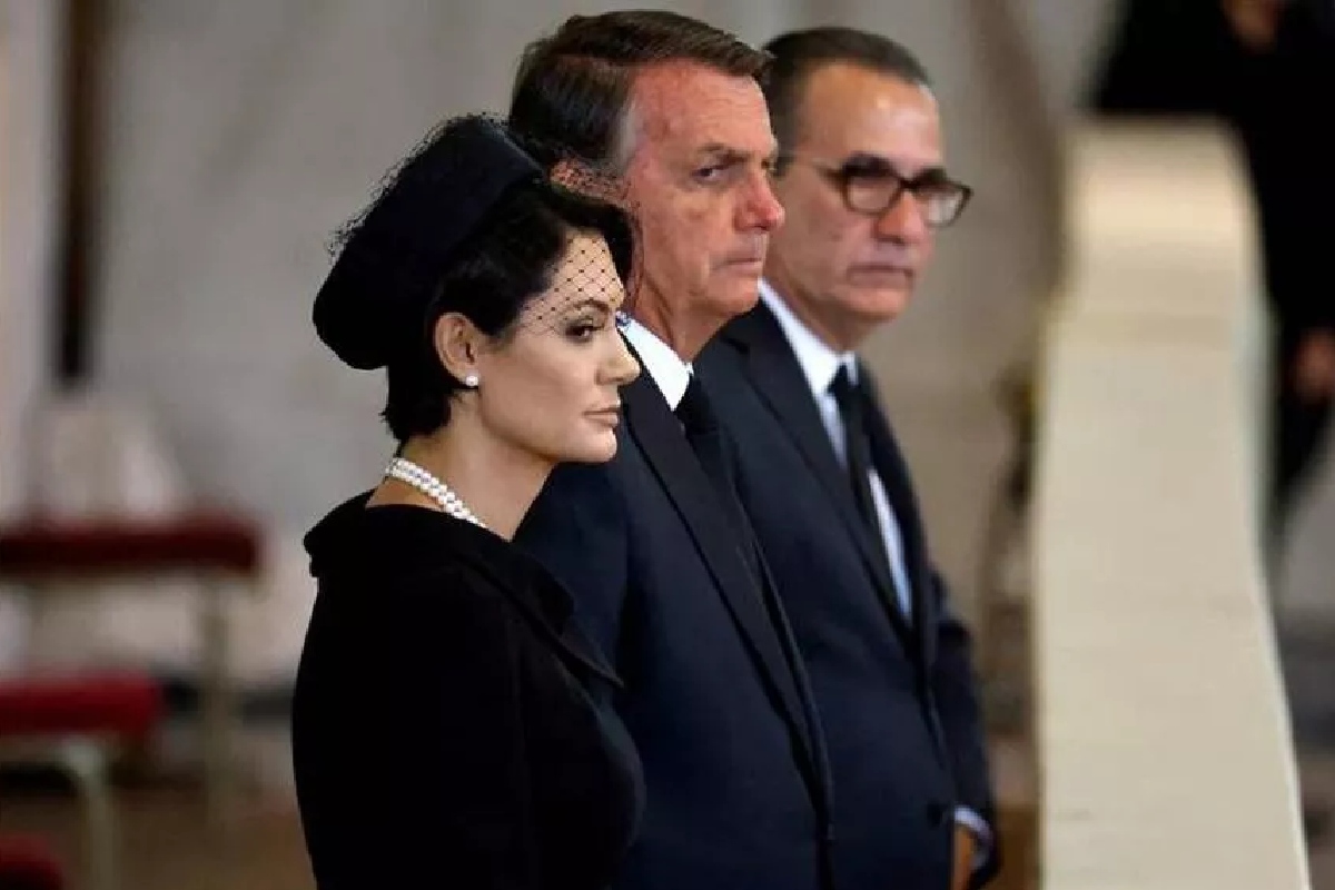 A ex-primeira-dama Michelle Bolsonaro ao lado do ex-presidente Jair Bolsonaro e do pastor Silas Malafaia