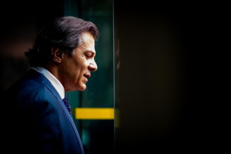 Imagem colorida do ministro da Fazenda, Fernando Haddad, na porta do ministério - Metrópoles