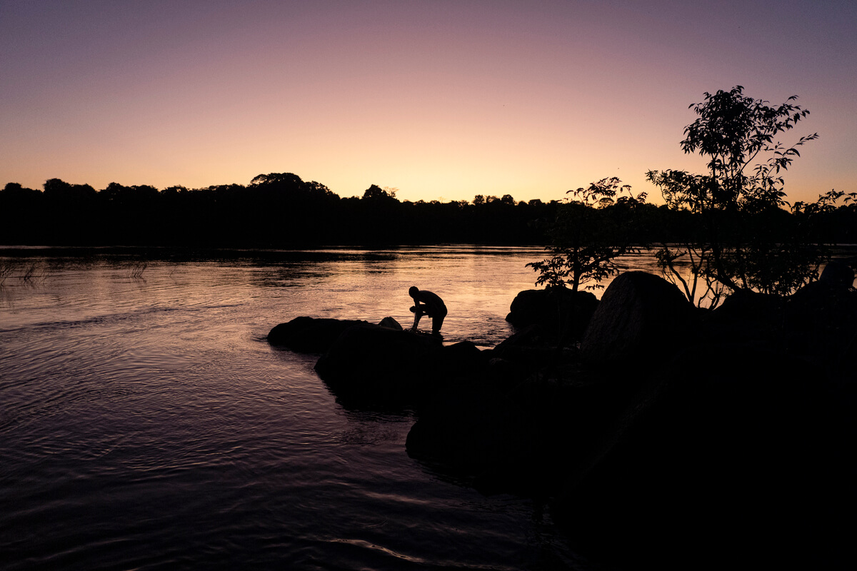 Jovem da comunidade Manelito, na Reserva Extrativista do Iriri, se banha ao pôr do sol. Local foi mapeado pelo Lidar com áreas sugeridas através de consultas às comunidades. Foto Alessandro Falco