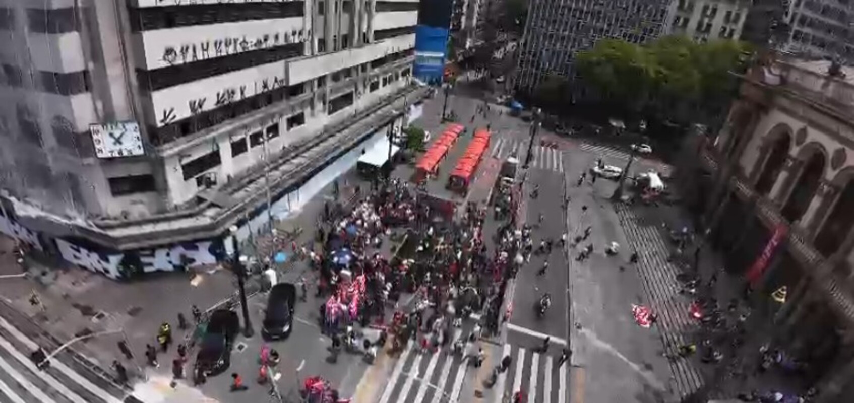 Guilherme Boulos faz "debate na rua"