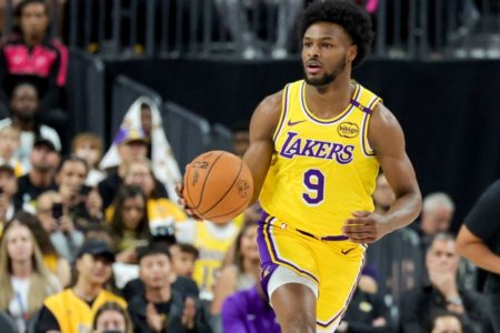 Bronny James #9 do Los Angeles Lakers conduz a bola contra o Golden State Warriors | Metrópoles