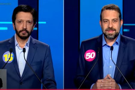 Imagem mostra reprodução de tela de TV com Ricardo Nunes e Guilherme Boulos - Metrópoles