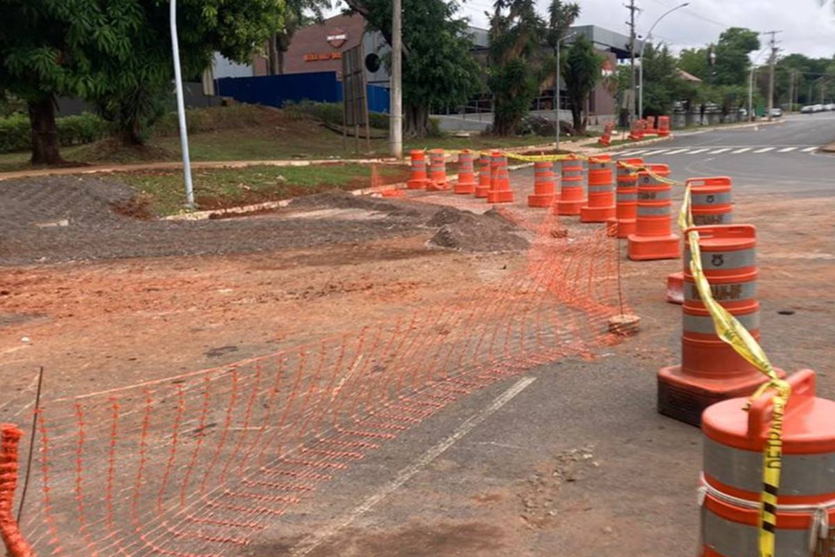 Imagem colorida de obra em estacionamento após asfalto ceder, na quadra 310 da Asa Norte