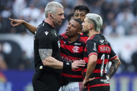 Foto colorida de Daronco com Arrascaeta e De La Cruz - Metrópoles