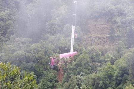 Foto colorida, guincho retirando o veículo do local do acidente - Metrópoles