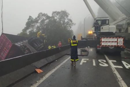 Imagem colorida de acidente com carreta e nove mortos no Paraná - Metrópoles