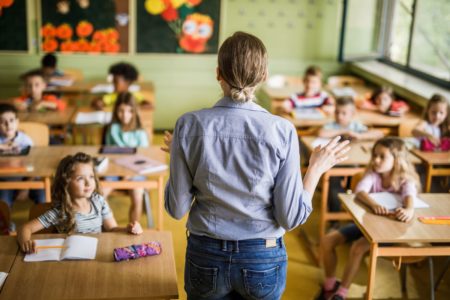 Foto colorida de uma professora - Metrópoles