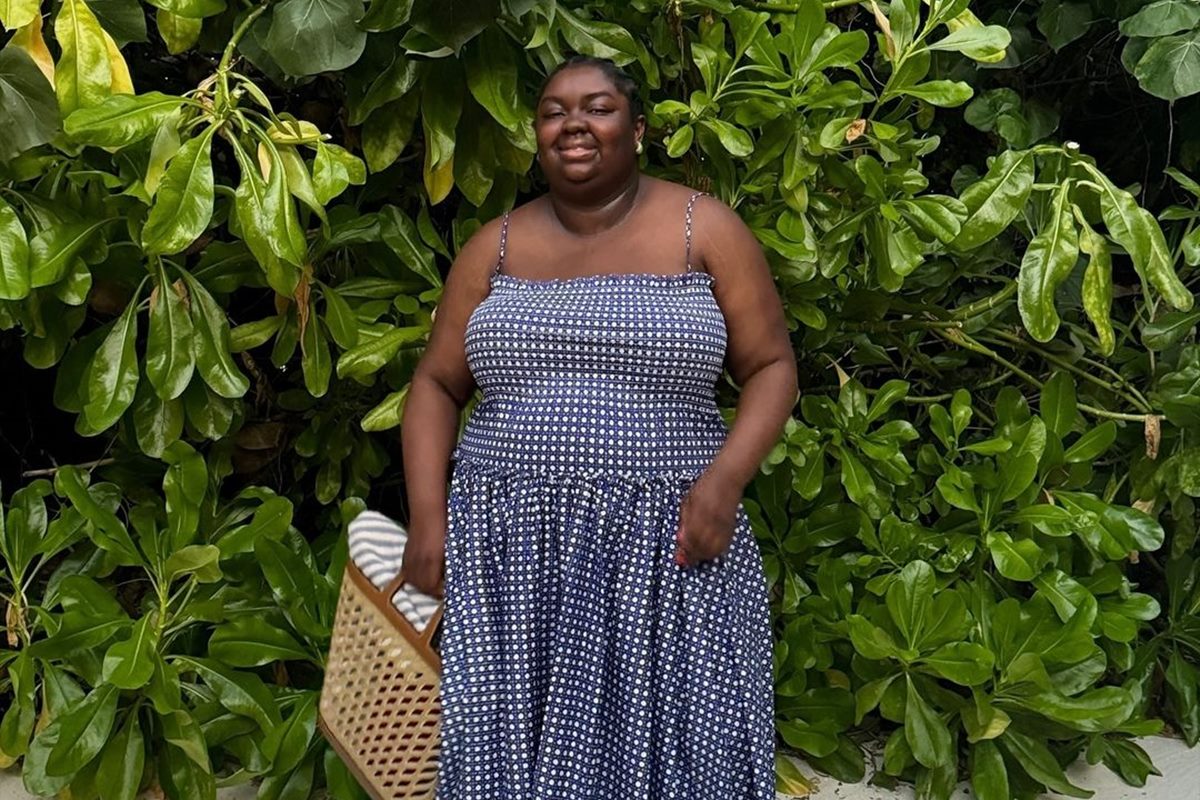 Na imagem com cor, mulher veste vestido de cintura baixa - Metrópoles