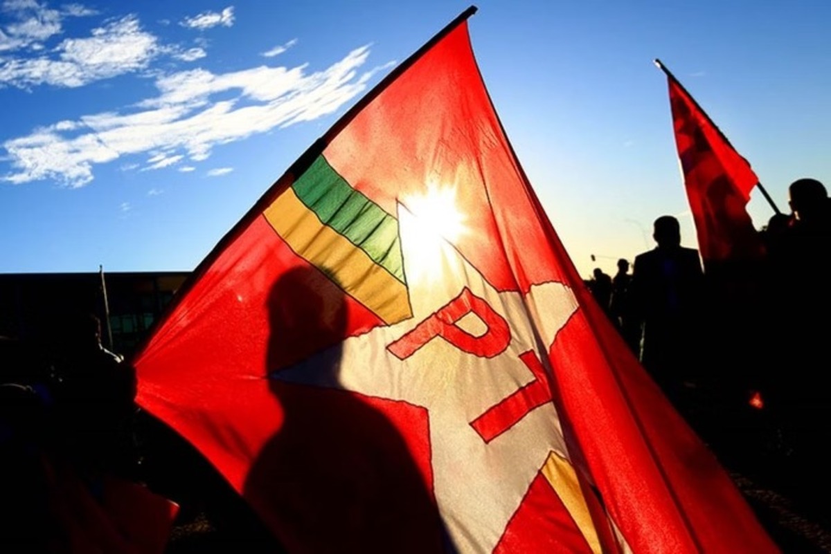 Bandeira do PT iluminada pelo sol -- Metrópoles