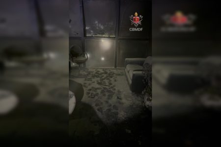 Foto colorida de sala destruída pelo fogo