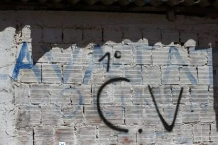Pichação do Comando Vermelho (CV) em muro - Metrópoles