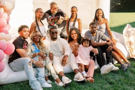 Foto colorida de Sean Diddy Combs e dos filhos - Metrópoles